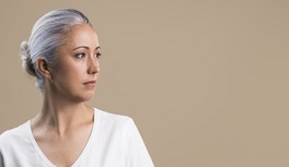 Canas en la menopausia, ¿cómo afecta esta etapa al pelo?