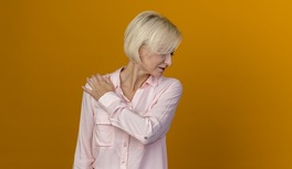 ¿Es normal que duelan los huesos en la menopausia?